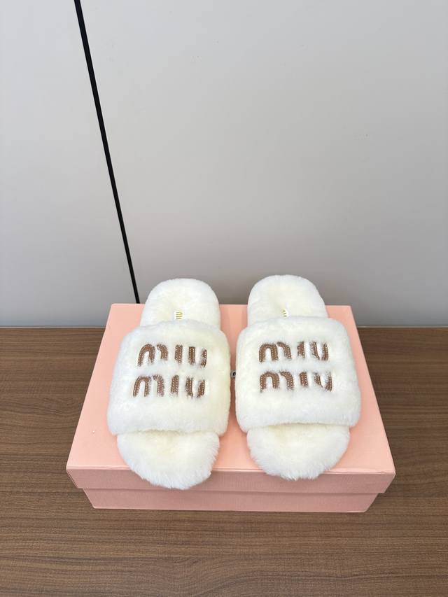 Miumiu ～缪缪24秋冬最新款懒人毛毛拖鞋 Miumiu今年也是出了不少大爱款，有时尚元素，鞋面外表 贵气感十足 穿上它总能展现女性时尚韵味 时尚却不过分张